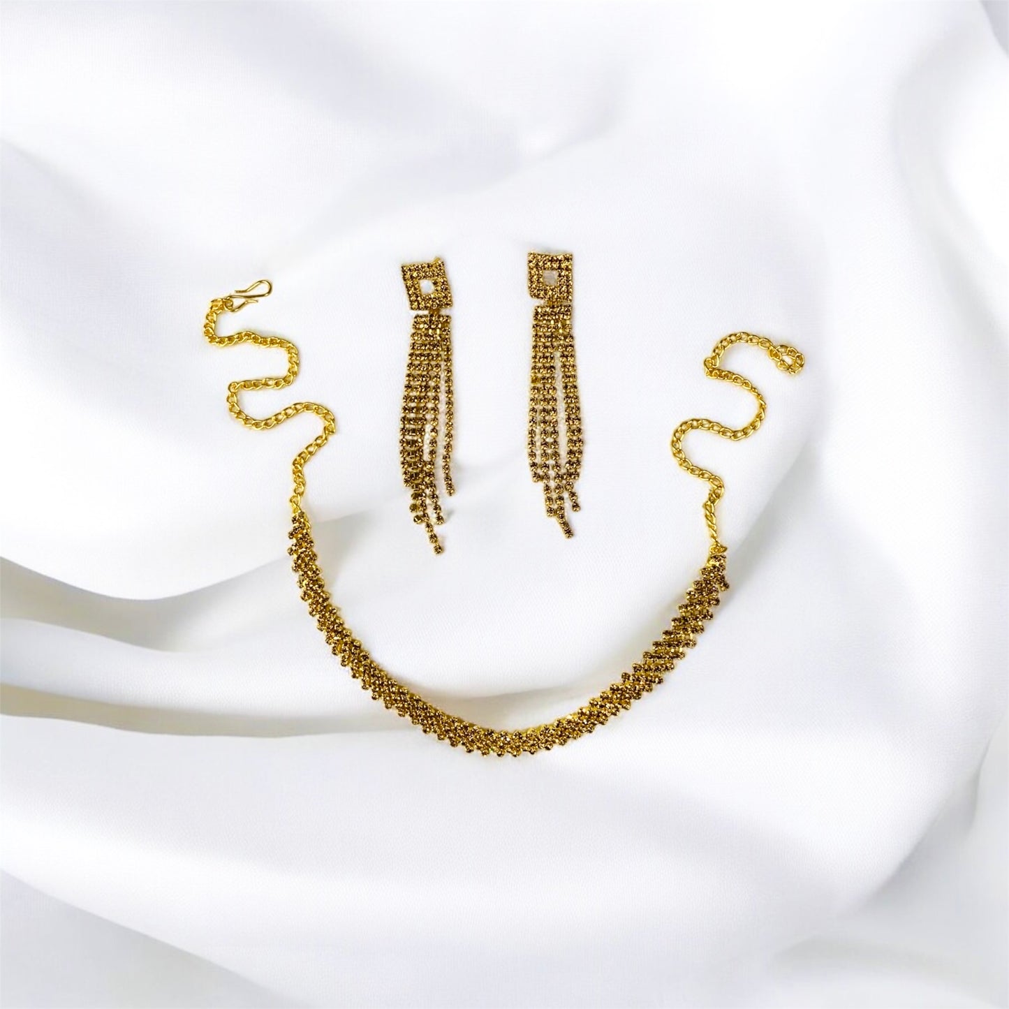 मैथिली Crystal Rhinestone Necklace with matching Earrings