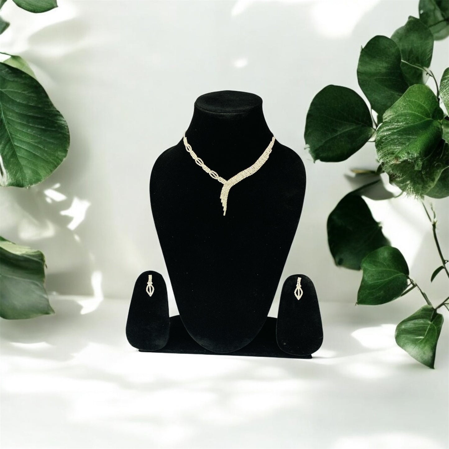 वाच्या Elegant Rhinestone Necklace with Set