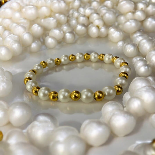 गोमती Classic Pearl Elegance Bracelet – Purity, Calm & Divine Grace