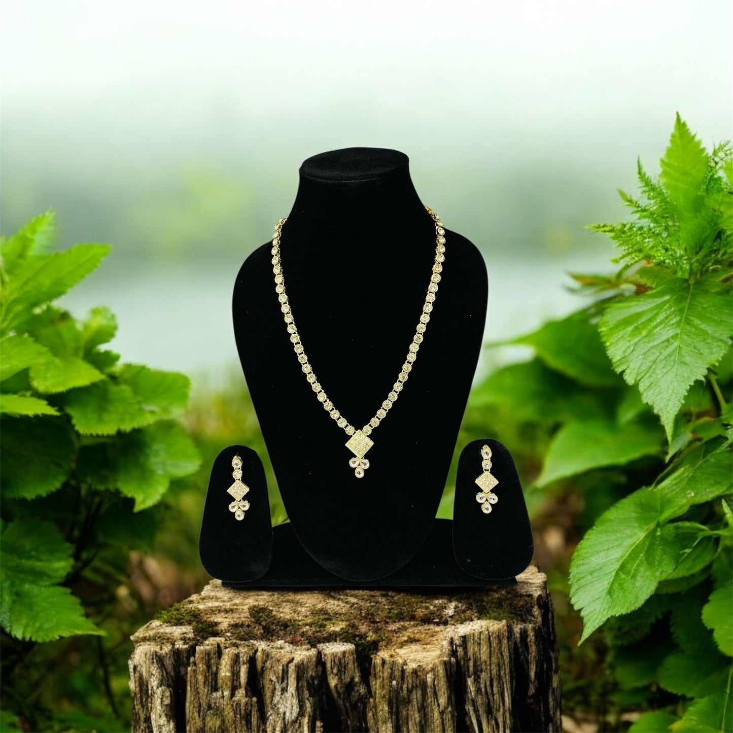 रसिका Floral Motif Necklace