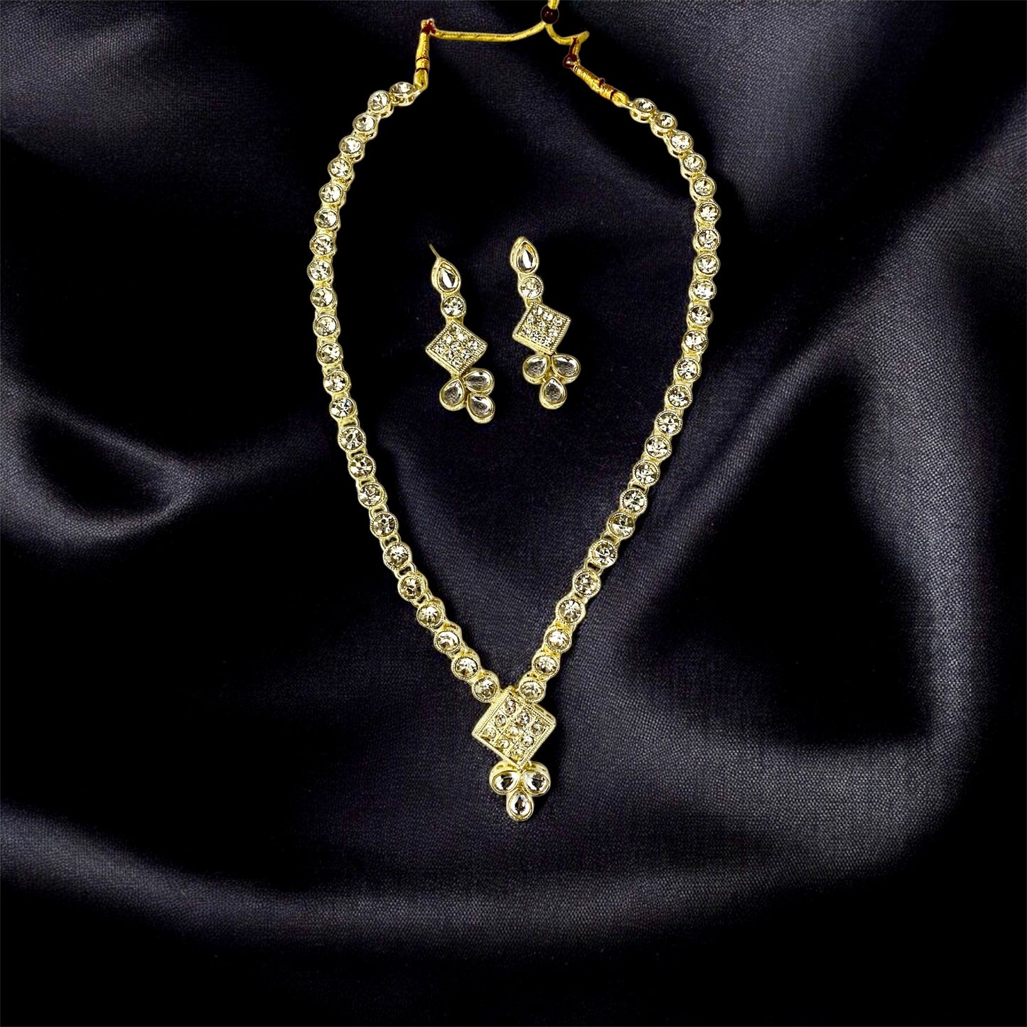 रसिका Floral Motif Necklace