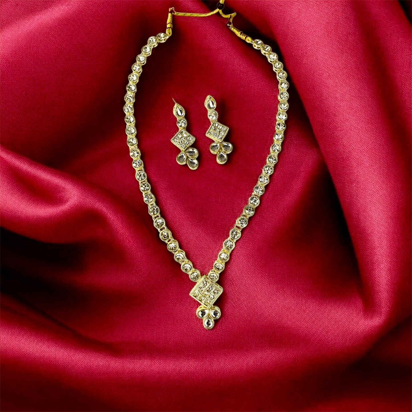 रसिका Floral Motif Necklace